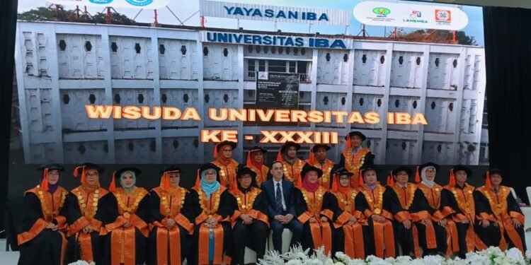 Jajaran pimpinan dosen dan perwakilan wisudawan Universitas IBA UIBA berfoto bersama dalam Sidang Senat Terbuka Wisuda ke XXXIII dan Dies Natalis ke 37 di Gedung Rambang Semesta Palembang Rabu 1792025