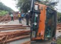 TRUK-KAYU-RAPP-Kelebihan-Muatan-Ambruk-di-KM-43-Pekanbaru_-Jalan-Macet-Panjang-Alat-Berat-Dikerahkanjpg - Utusan Bangsa