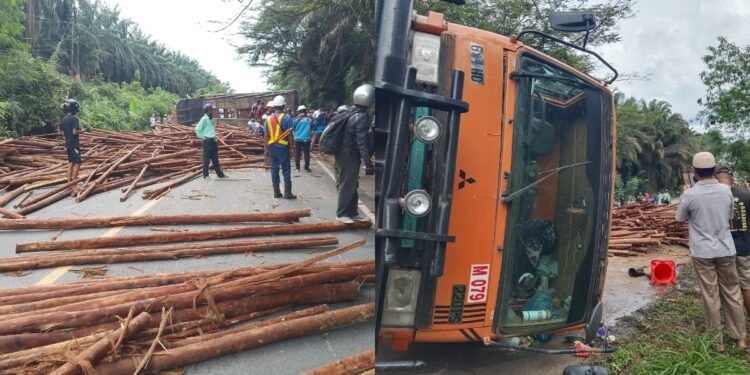 TRUK-KAYU-RAPP-Kelebihan-Muatan-Ambruk-di-KM-43-Pekanbaru_-Jalan-Macet-Panjang-Alat-Berat-Dikerahkanjpg - Utusan Bangsa